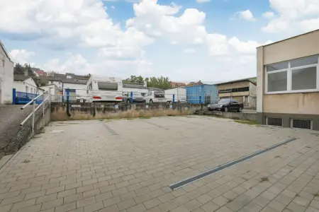 Stellplätze im Innenhof der Immobilie: Vielseitig nutzbare Gewerbeimmobilie in Mühlacker - flexibel teilbar, flexibel nuzbar! (Foto)