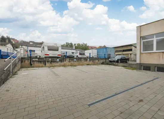 Stellplätze im Innenhof der Immobilie: Vielseitig nutzbare Gewerbeimmobilie in Mühlacker - flexibel teilbar, flexibel nuzbar! (Foto)