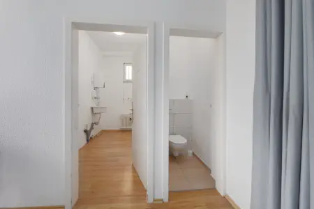 Toilette und Lagerraum der Immobilie: Vielseitig nutzbare Gewerbeimmobilie in Mühlacker - flexibel teilbar, flexibel nuzbar! (Foto)