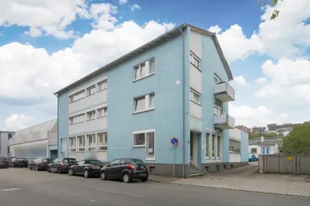 Straßenansicht der Immobilie: Vielseitig nutzbare Gewerbeimmobilie in Mühlacker - flexibel teilbar, flexibel nuzbar! (Titelbild)