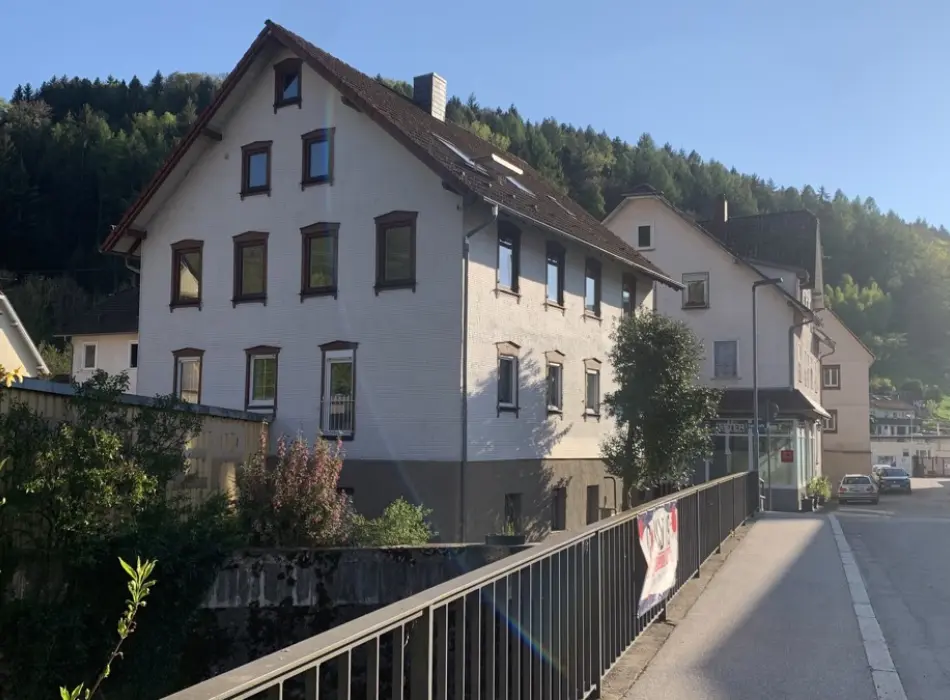 Straßenansicht der Immobilie: Charmante, sanierte 3-Zimmer-Wohnung mit EBK – hell, ruhig und nah an der Enz, nah am Bahnhof (Titelbild)