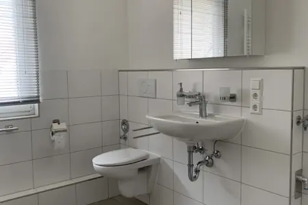 Bad der Immobilie: Charmante, sanierte 3-Zimmer-Wohnung mit EBK – hell, ruhig und nah an der Enz, nah am Bahnhof (Foto)