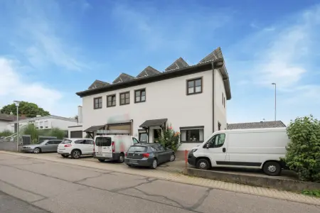 Straßenansicht der Immobilie: Attraktives Wohn- und Geschäftshaus mit Halle, Dachterrasse und PV-Anlage in Pforzheim-Würm! (Foto)