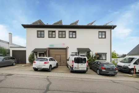 Straßenansicht der Immobilie: Attraktives Wohn- und Geschäftshaus mit Halle, Dachterrasse und PV-Anlage in Pforzheim-Würm! (Titelbild)