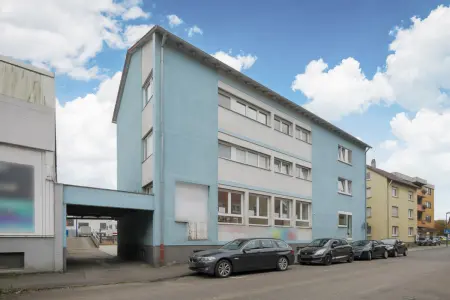 Straßenansicht der Immobilie: Vielseitig nutzbare Gewerbeimmobilie in Mühlacker - flexibel teilbar, flexibel nuzbar! (Foto)