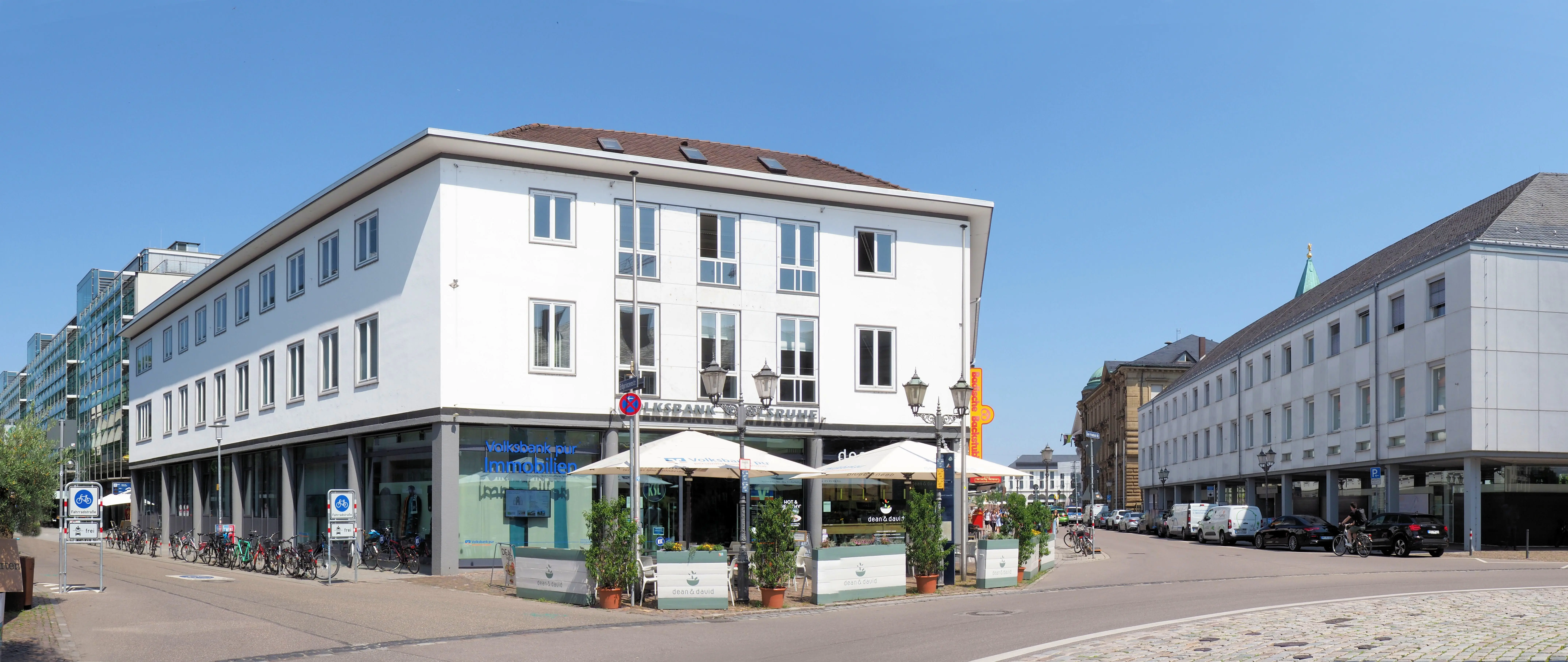 Außenansicht der Filiale Karlsruhe von der Volksbank pur Immobilien