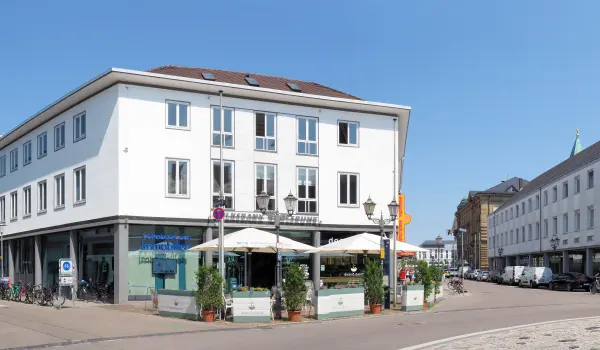 Außenansicht der Filiale Karlsruhe von der Volksbank pur Immobilien