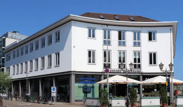 Außenansicht der Filiale Karlsruhe von der Volksbank pur Immobilien