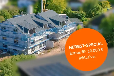 Bild vom Neubau in Salmbach mit Text: HERBST-SPECIAL Extras für 10.000 € inklusive!