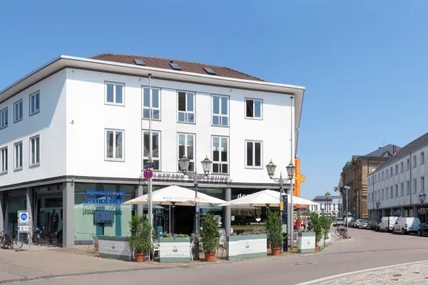 Außenansicht Filiale in Karlsruhe der Volksbank pur Immobilien