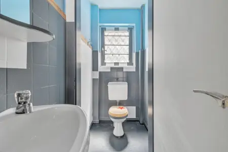 WC der Immobilie: Potenzial entfesseln: Vielseitiges Haus in Eggenstein-Leopoldshafen mit grenzenlosen Möglichkeiten (Foto)