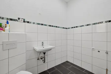 Separates WC mit Waschmaschinenanschluss