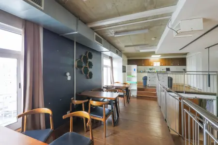 Kapselhotel Empore der Immobilie: Zentral. Sichtbar. Wertbeständig. – Geschäftshaus in bester Karlsruher Citylage (Foto)