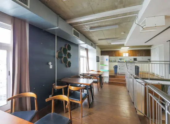 Kapselhotel Empore der Immobilie: Zentral. Sichtbar. Wertbeständig. – Geschäftshaus in bester Karlsruher Citylage (Foto)