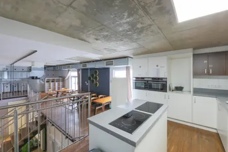 Kapselhotel Küche der Immobilie: Zentral. Sichtbar. Wertbeständig. – Geschäftshaus in bester Karlsruher Citylage (Foto)