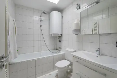 Wohnung Badezimmer 4. OG der Immobilie: Zentral. Sichtbar. Wertbeständig. – Geschäftshaus in bester Karlsruher Citylage (Foto)