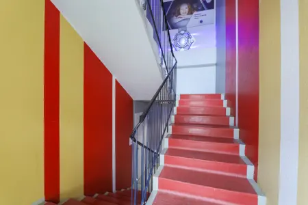 Treppenhaus 1 der Immobilie: Zentral. Sichtbar. Wertbeständig. – Geschäftshaus in bester Karlsruher Citylage (Foto)