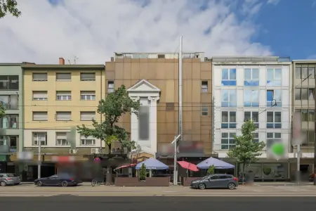 Straßenansicht der Immobilie: Zentral. Sichtbar. Wertbeständig. – Geschäftshaus in bester Karlsruher Citylage (Titelbild)