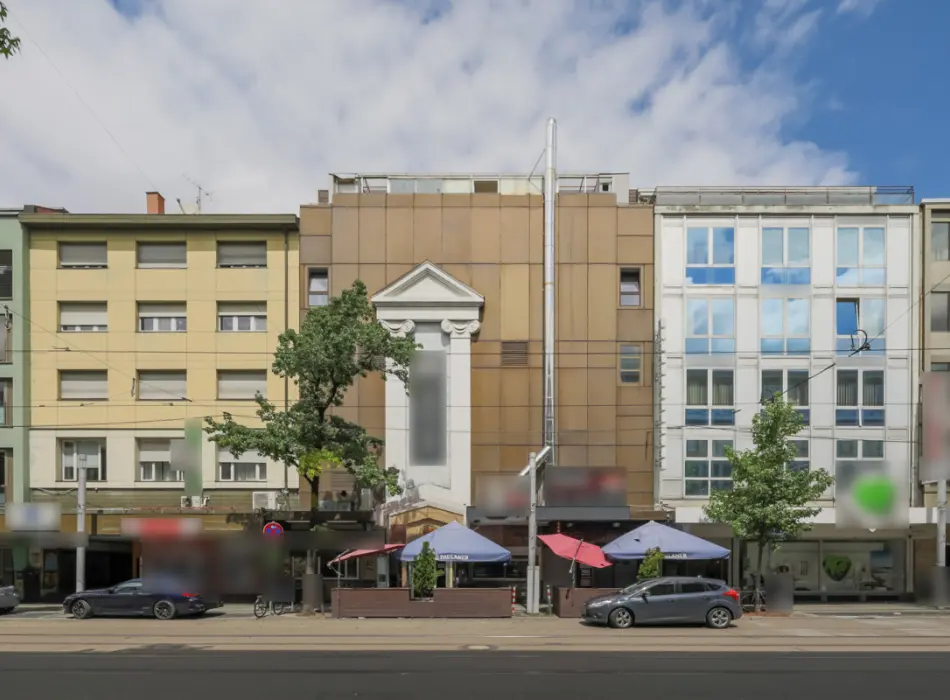 Straßenansicht der Immobilie: Zentral. Sichtbar. Wertbeständig. – Geschäftshaus in bester Karlsruher Citylage (Titelbild)