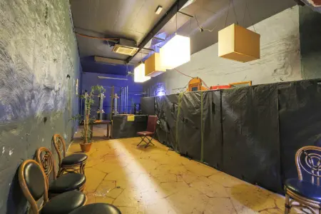 Garderobe Club 2. OG der Immobilie: Zentral. Sichtbar. Wertbeständig. – Geschäftshaus in bester Karlsruher Citylage (Foto)