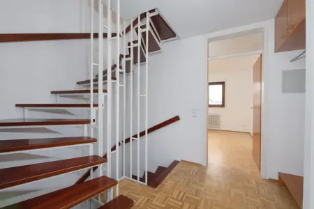 Treppenhaus und Garderobe EG