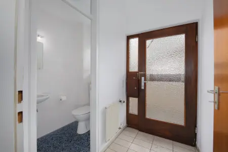 Eingangsbereich und separates WC EG