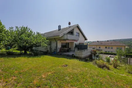 Rückansicht - Garten der Immobilie: Solides Einfamilienhaus mit ELW (Titelbild)