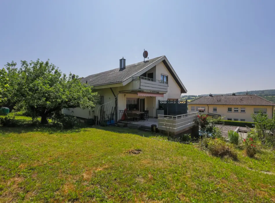 Rückansicht - Garten der Immobilie: Solides Einfamilienhaus mit ELW (Titelbild)