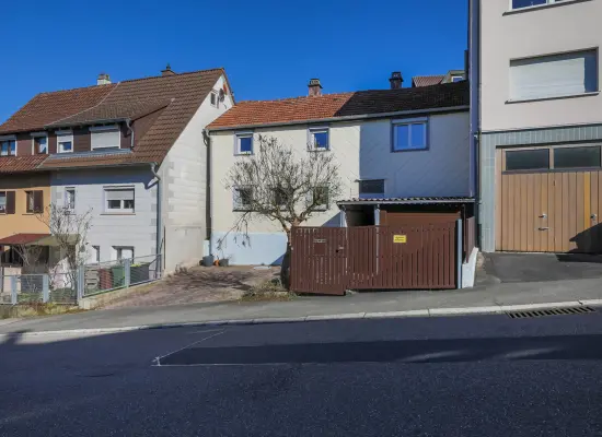 Straßenansicht der Immobilie: Altes Haus sucht jungen Bastler! (Foto)