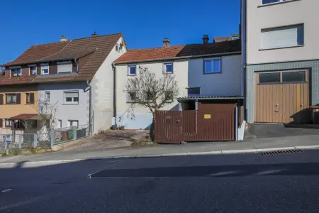 Straßenansicht der Immobilie: Altes Haus sucht jungen Bastler! (Foto)