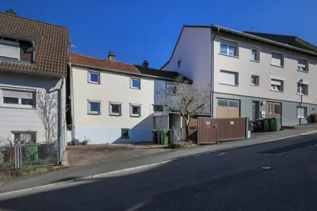 Kernsanierung erforderlich! der Immobilie: Altes Haus sucht jungen Bastler! (Titelbild)