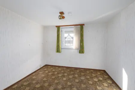 Zimmer OG der Immobilie: Altes Haus sucht jungen Bastler! (Foto)