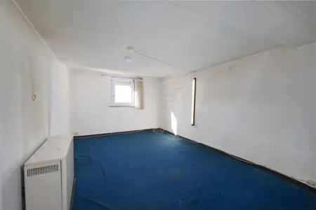 Zimmer OG der Immobilie: Altes Haus sucht jungen Bastler! (Foto)