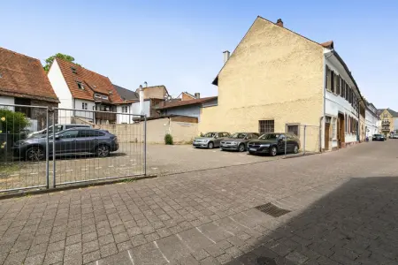 Parkplatz Kelterstr. 19 der Immobilie: Sichern Sie Ihre Zukunft!
Gewerbliche und wohnwirtschaftliche Gebäudemixtur im Herzen von Durlach (Foto)