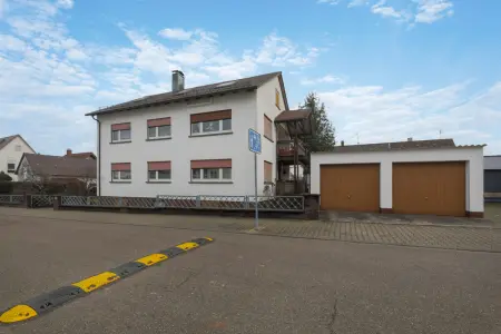 Straßenansicht der Immobilie: 2-Familienhaus mit zusätzlich ausgebautem Dachgeschoss in ruhiger Lage von Linkenheim (Titelbild)