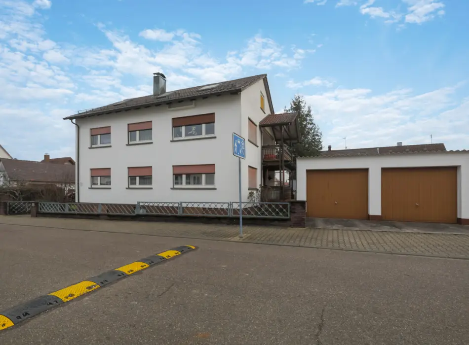 Straßenansicht der Immobilie: 2-Familienhaus mit zusätzlich ausgebautem Dachgeschoss in ruhiger Lage von Linkenheim (Titelbild)
