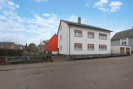 Straßenansicht der Immobilie: 2-Familienhaus mit zusätzlich ausgebautem Dachgeschoss in ruhiger Lage von Linkenheim (Foto)