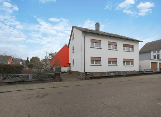Straßenansicht der Immobilie: 2-Familienhaus mit zusätzlich ausgebautem Dachgeschoss in ruhiger Lage von Linkenheim (Foto)