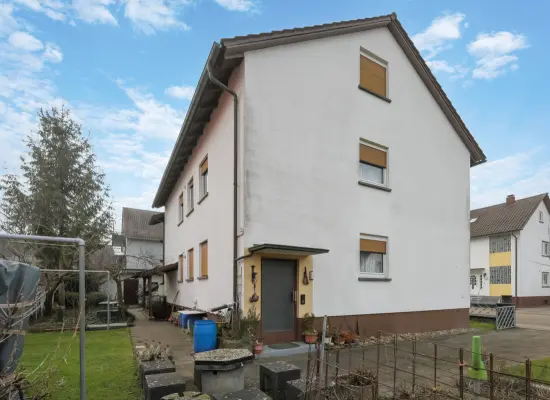Seitenansicht und Garten der Immobilie: 2-Familienhaus mit zusätzlich ausgebautem Dachgeschoss in ruhiger Lage von Linkenheim (Foto)