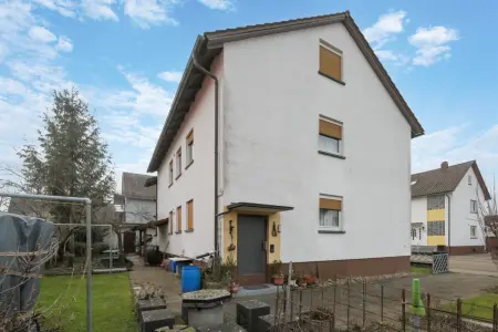 Seitenansicht und Garten der Immobilie: 2-Familienhaus mit zusätzlich ausgebautem Dachgeschoss in ruhiger Lage von Linkenheim (Foto)