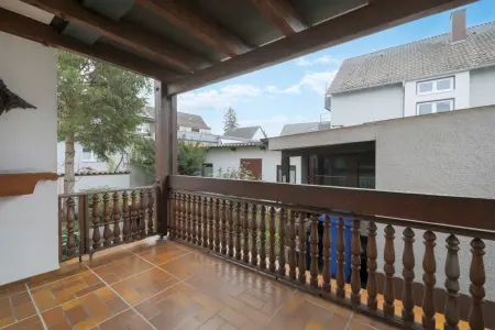 Balkon EG der Immobilie: 2-Familienhaus mit zusätzlich ausgebautem Dachgeschoss in ruhiger Lage von Linkenheim (Foto)