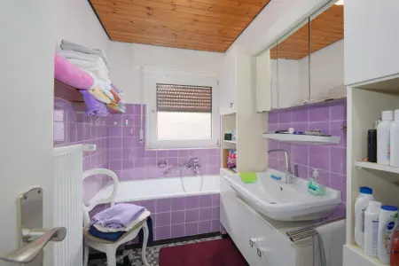 Badezimmer EG der Immobilie: 2-Familienhaus mit zusätzlich ausgebautem Dachgeschoss in ruhiger Lage von Linkenheim (Foto)