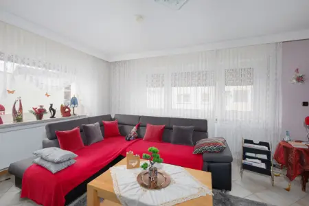 Wohnzimmer EG der Immobilie: 2-Familienhaus mit zusätzlich ausgebautem Dachgeschoss in ruhiger Lage von Linkenheim (Foto)