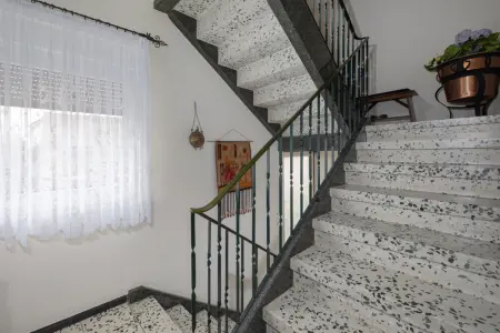 Treppenhaus EG der Immobilie: 2-Familienhaus mit zusätzlich ausgebautem Dachgeschoss in ruhiger Lage von Linkenheim (Foto)