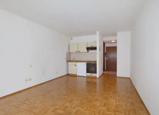 Zimmer mit Kochzeile der Immobilie: Achtung Kapitalanleger! Apartment für kleines Geld (Foto)