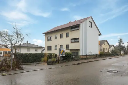 Straßenansicht der Immobilie: Wohnen und Vermieten in bester Lage! (Foto)