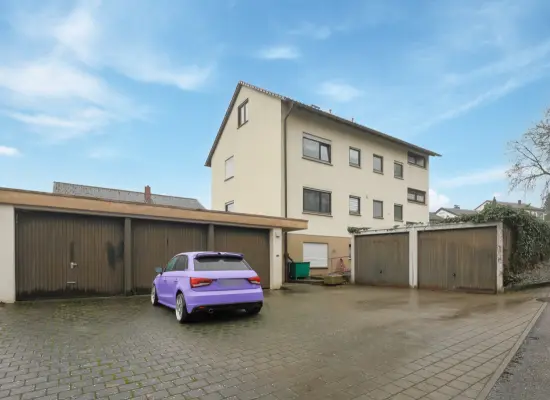 Seitenansicht und Garagen der Immobilie: Wohnen und Vermieten in bester Lage! (Foto)