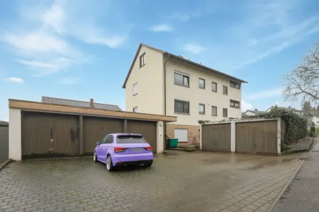 Seitenansicht und Garagen der Immobilie: Wohnen und Vermieten in bester Lage! (Foto)