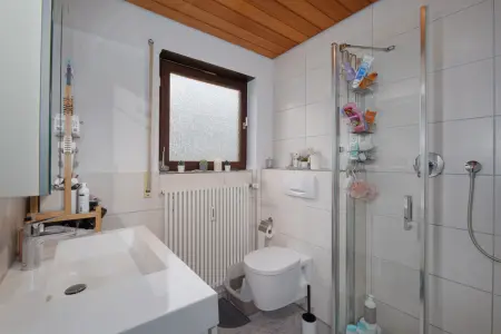 Tageslichtbad EG der Immobilie: Wohnen und Vermieten in bester Lage! (Foto)