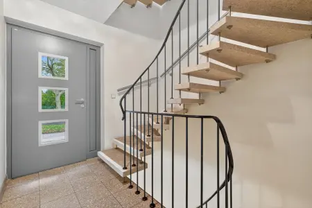 Hauseingang der Immobilie: Schöne Wohnung zum Träumen (Foto)